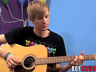 El jovencito liam summers deja la guitarra para masturbarse y corridas